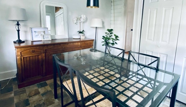 Bright and Spacious 2 Bedroom House w/backyard