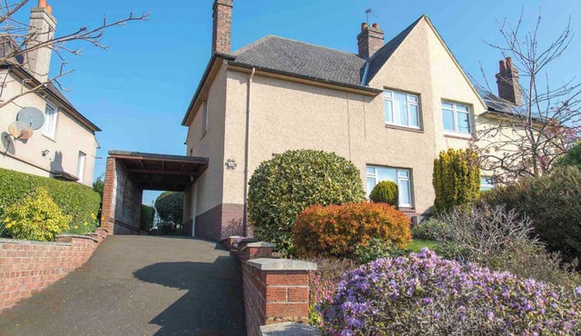 Bright and spacious 3 bedroom house, near M90, 20 min from Edinburgh