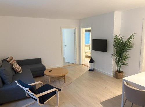 Bright and spacious 3 bedroom with balcony close to the city