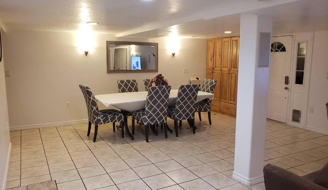 Bright and spacious 3 bedroom suite near mountains