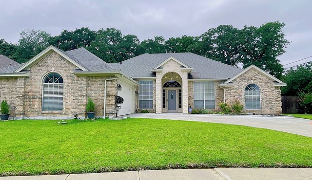 Bright and Spacious 4br2.5ba with fenced in yard