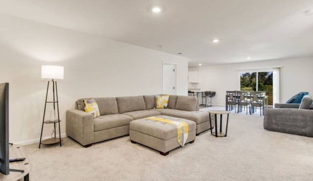 Bright and Spacious 4 Bed/2 Bath