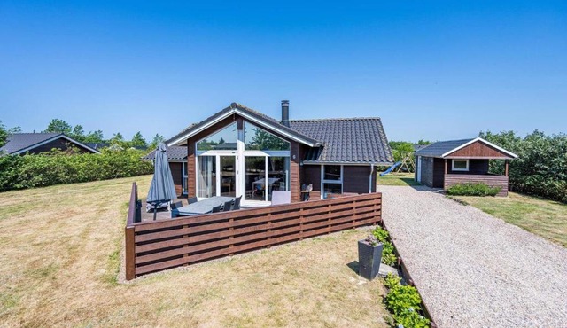 Bright and Spacious Family Retreat-By Traum