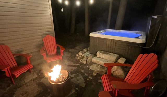 Bright and spacious lakeside cottage with firepit, hot tub and AC on Stoney Lake