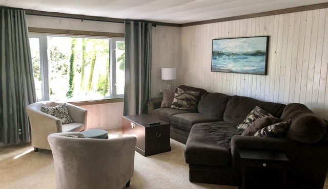 Bright and Spacious Point Clark Cottage across street from Lake Huron