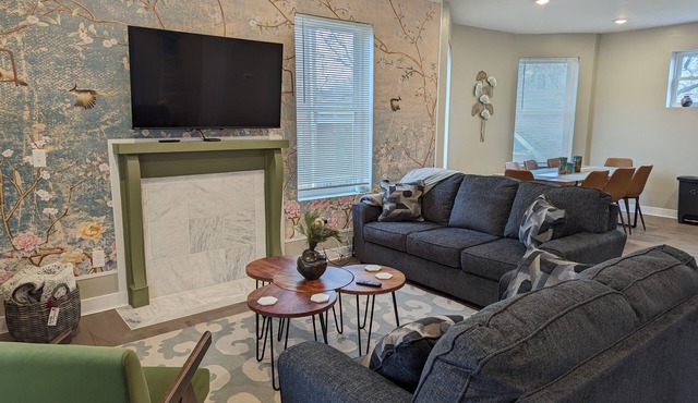 Bright and Spacious 5 BR Home Close to downtown. Pet-Friendly!