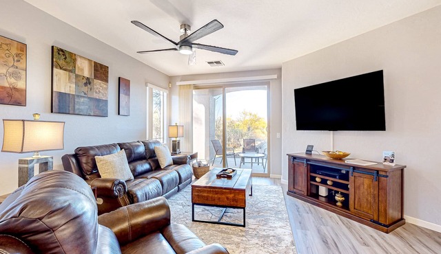 Bright and spacious mountain-view home with pool/hot tub on-site, golfing nearby