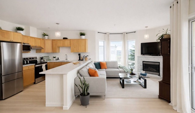 Bright and Stylish Furnished Condo-LightGlass YYC, WiFi & Free Parking