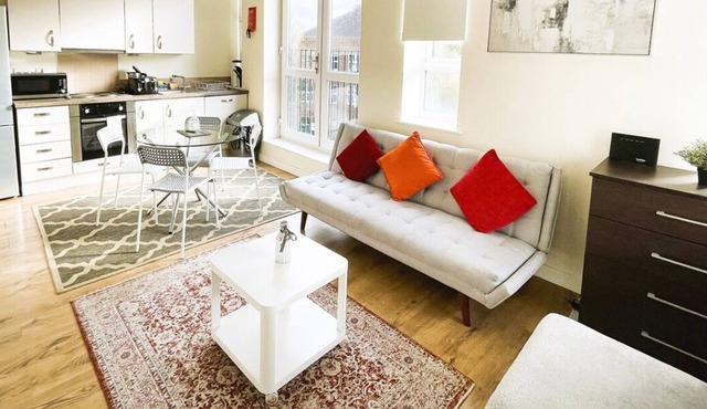 Bright and Sunny 2bedroom apartment in Maidstone near town centre