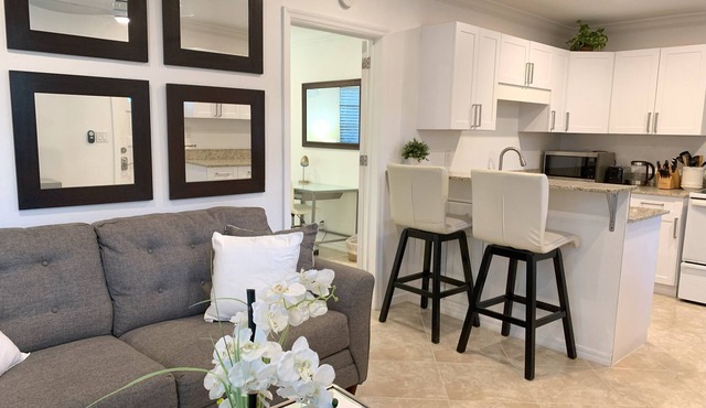Bright and Sunny South Cottage - Centrally Located and in Quiet Neighborhood