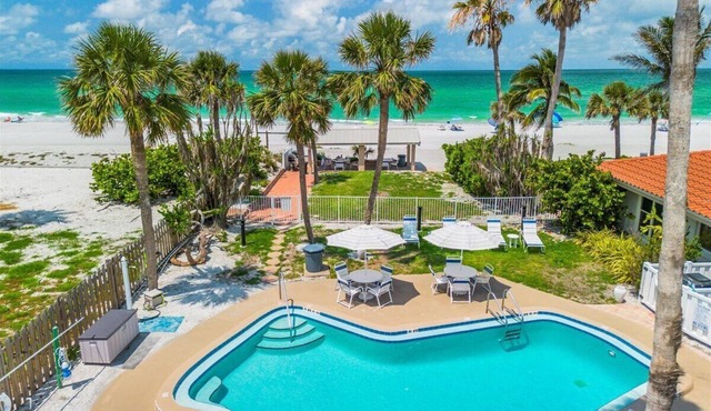 Bright and Sunny Oceanfront Villa With Pool + Lanai | Hosts 6