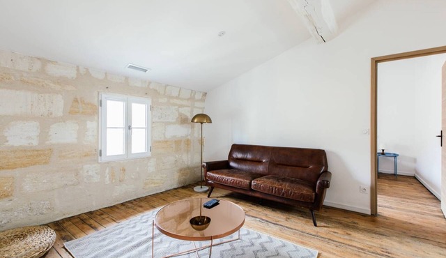 Bright apartment with air conditioning and high ceilings