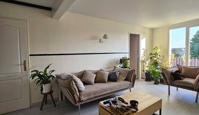 Bright apartment with balcony in a wooded residence