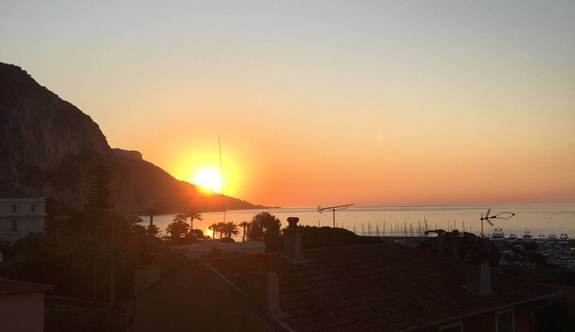 Bright apartment with sea view