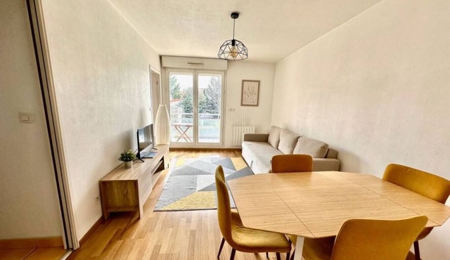 Bright apartment 2 mins walk from station