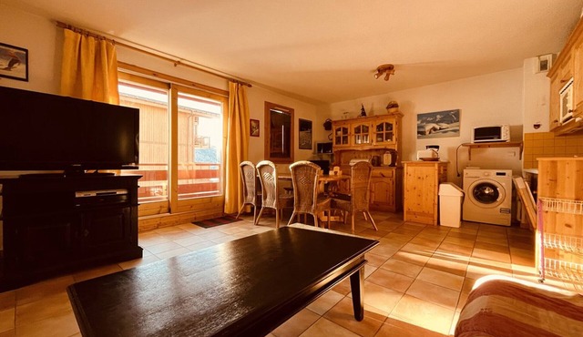 Bright apartment with balcony, 2 bedrooms, close to slopes