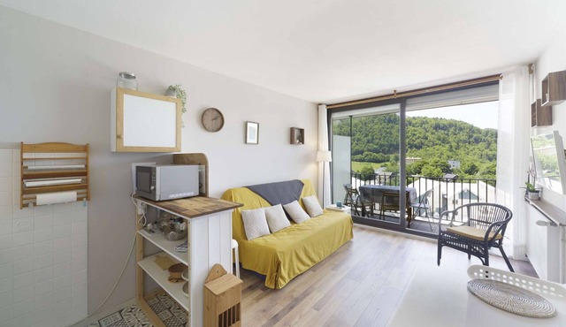 Bright Apartment for 4 Near Ski Slopes - Balcony and Ski Locker