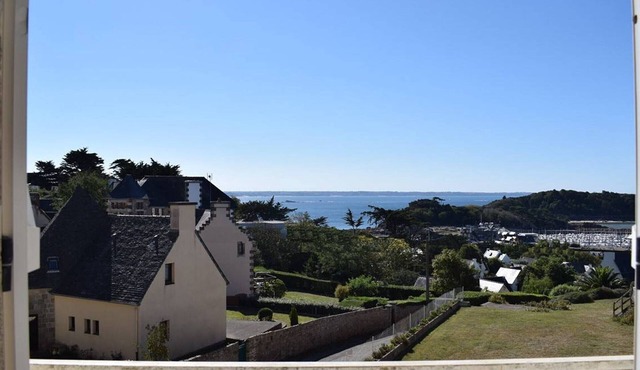 Bright apartment for 2, Trébeurden center, near beach, pets allowed