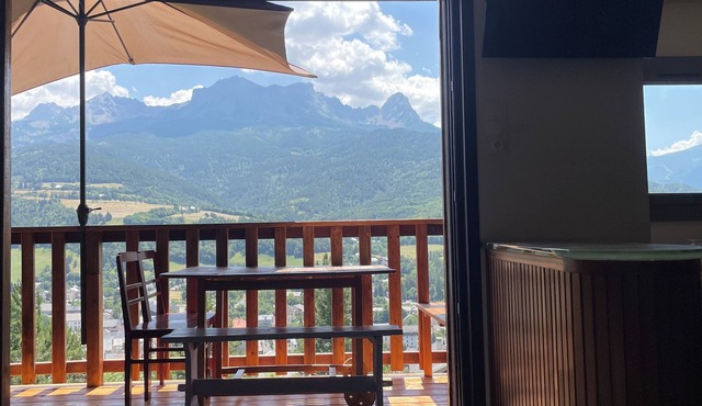 Bright apartment 6/8 people overlooking Barcelonnette. Panoramic View.