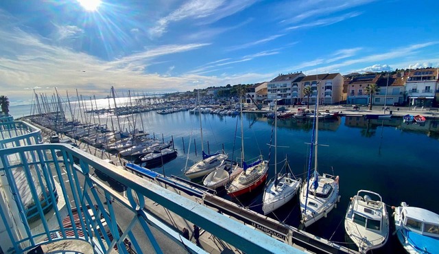 Bright Apartment in Mèze - 4 ppl, 2 bdr, AC, Parking