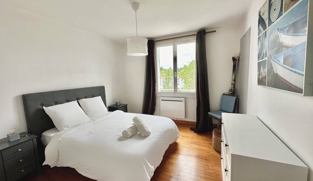 Bright apartment near Bayonne station (5-minute walk)