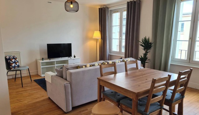 Bright apartment near downtown