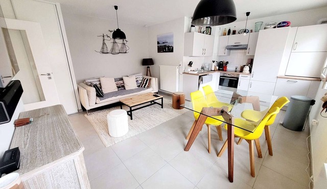 Bright apartment near the beach with parking and WIFI