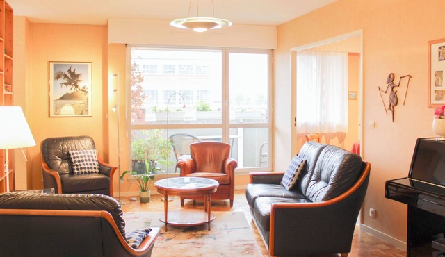 Bright apartment near Nation, ideal stay