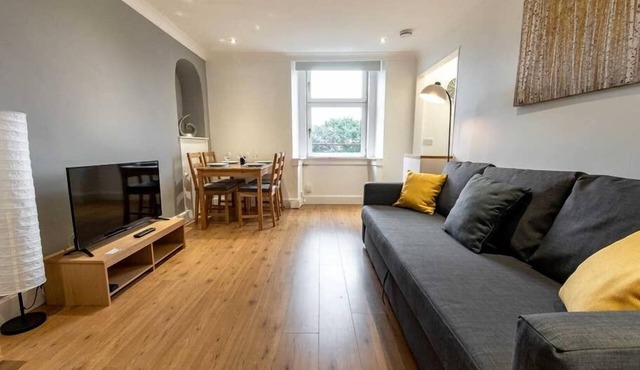 ☆Bright Apartment, Near University + City Centre☆