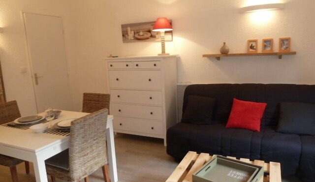 Bright apartment of 35 m2 in Res. quiet and close to downtown. Private Park