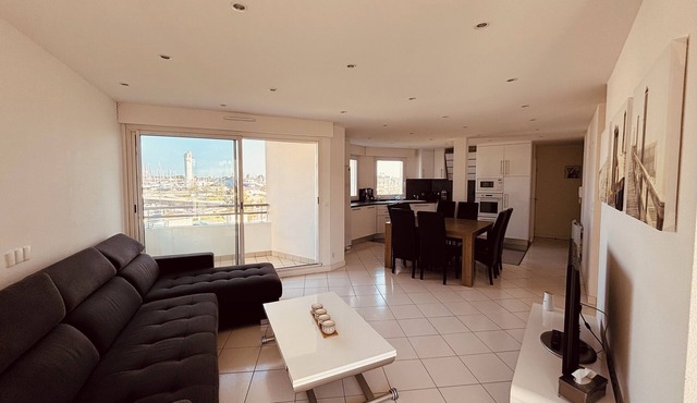 Bright apartment overlooking the port of Crouesty for 4 people