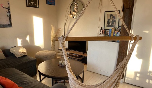 Bright apartment - view of the Eiffel Tower