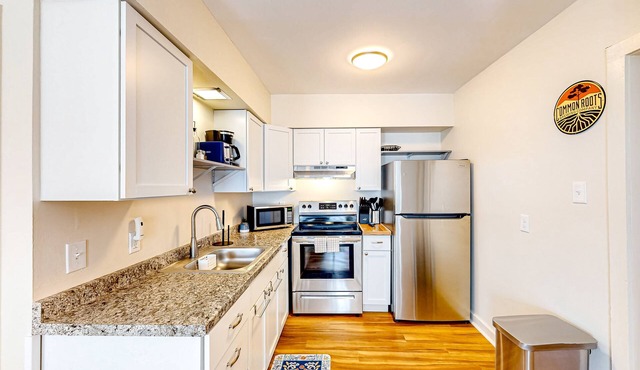 Bright apartment with large covered balcony - steps to town