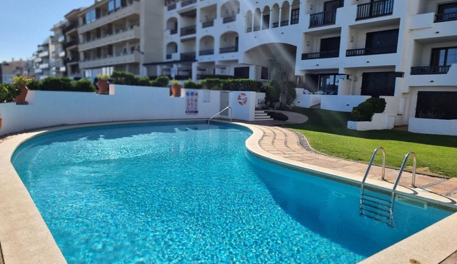 Bright apartment with communal pool, 50m from the beach