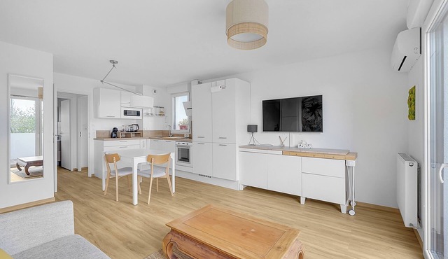 Bright apartment with parking and wifi