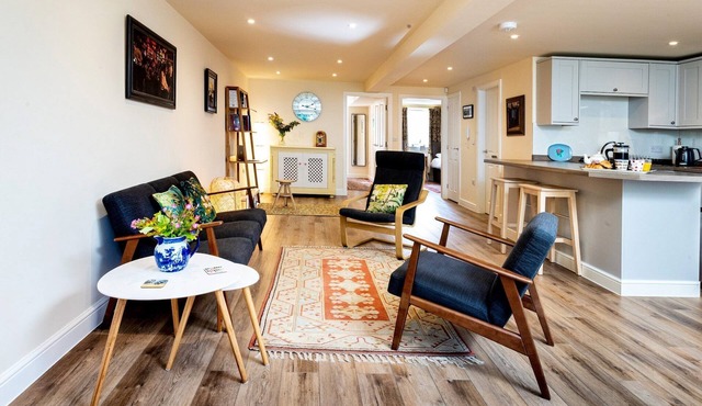 Bright apartment with patio garden, No Deposit