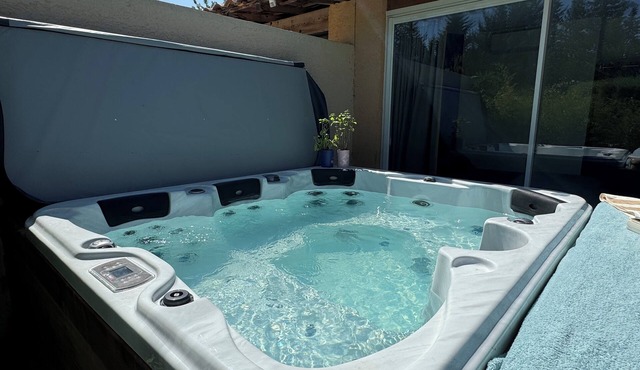 Bright apartment with large terrace & jacuzzi