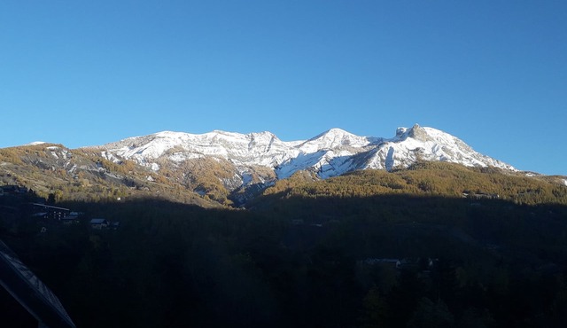 Bright apartment with mountain view and parking, 5 minutes from the nature base