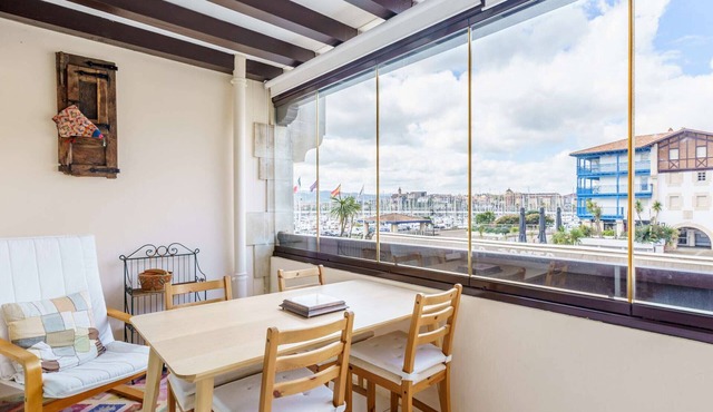 Bright Apartment with Parking by Marina, 200m from the Beach