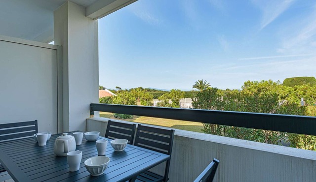 Bright apartment with pool near the sea
