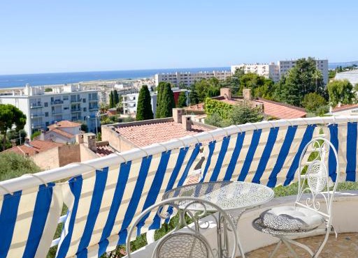 Bright Apartment with Sea View