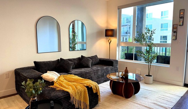 Bright Apt 10 Min from Disneyland With Pool & GYM