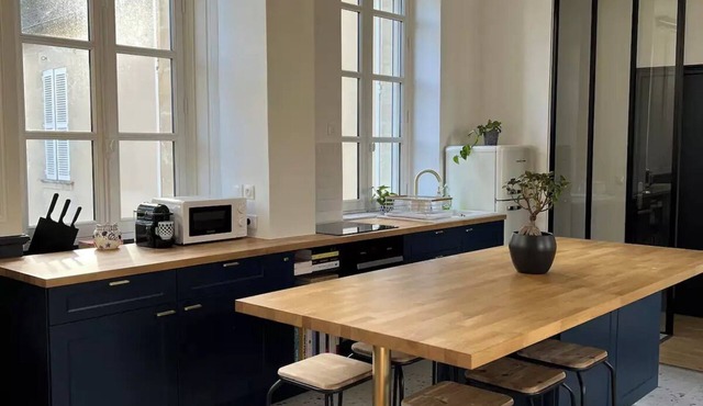 Bright Apt 750 sq ft in Bayeux historic center w Pkg