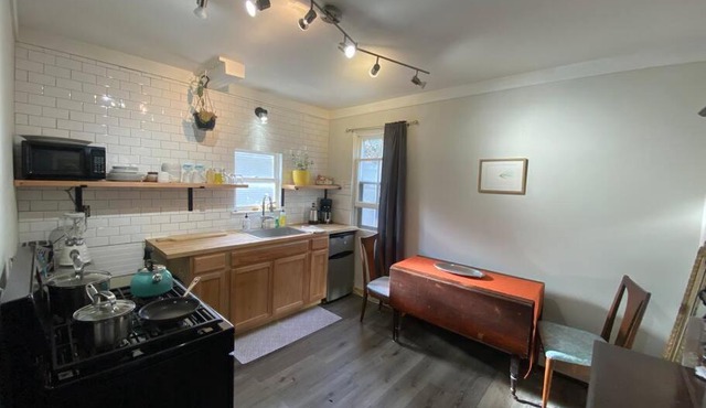 Bright Apt w additional room