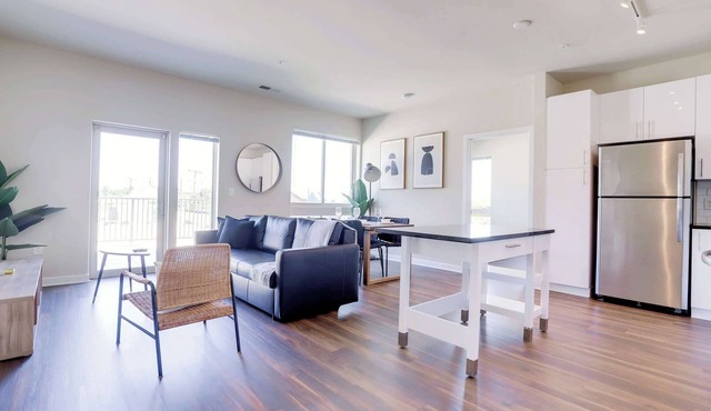 Bright Apt W Den | Gym & Easy DC Access