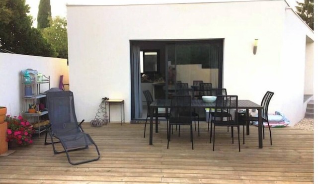 Bright architect-designed villa * Air conditioning * Parking