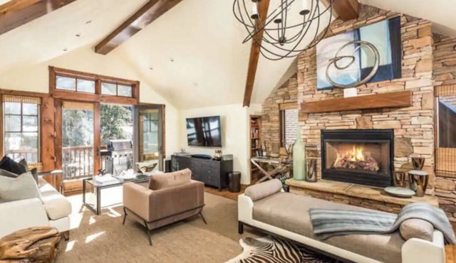 Bright Aspen 3 Bedroom Vaulted Ceilings with Views