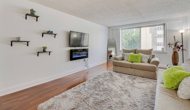Bright Atlanta Condo w/ Pool, Buckhead Location!