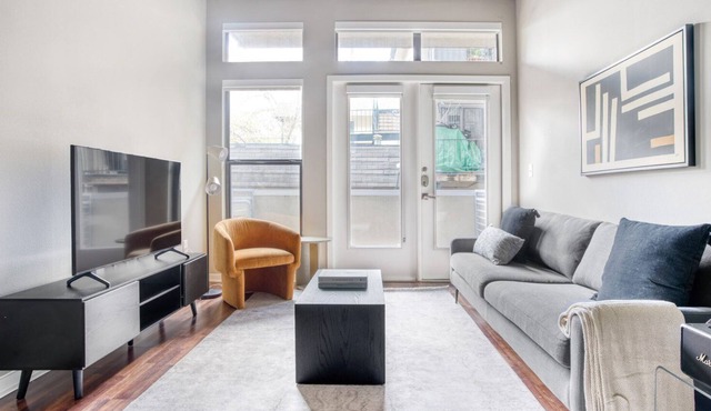 Bright Barton Springs 1BR w/ Gym, Pool & W/D, nr Zilker, by Blueground