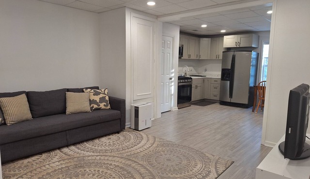 Bright Basement Apt. in Sugar Hill with Full Kitchen